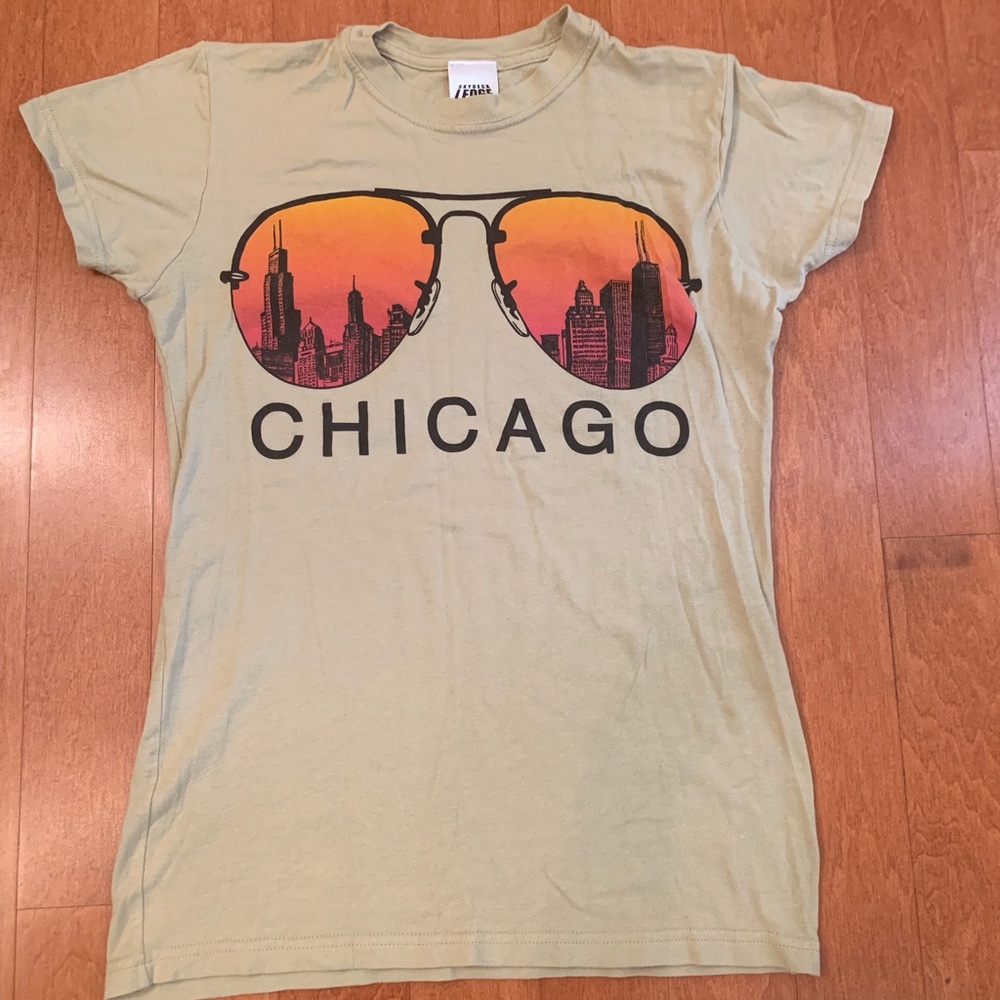 Tan Chicago graphic t-shirt short sleeve size S/M